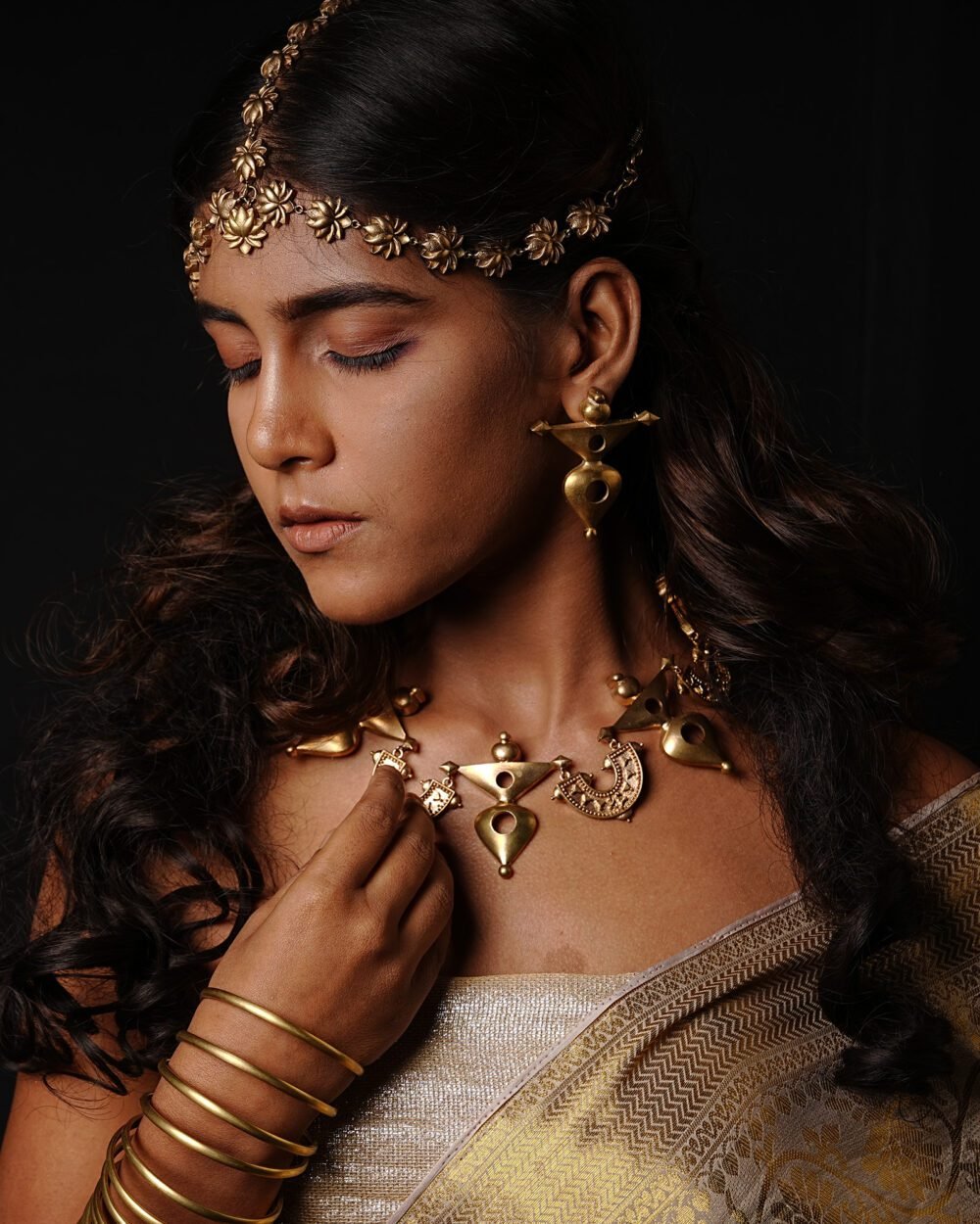 Motif and U-shaped Neckpiece